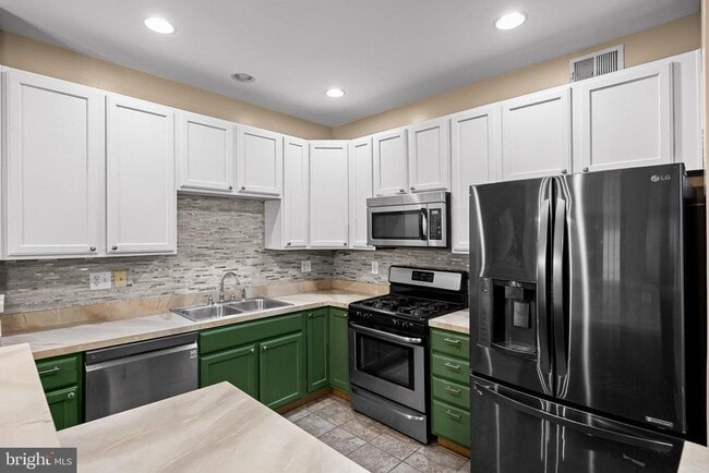 Building Photo - 81 Sassafras Dr