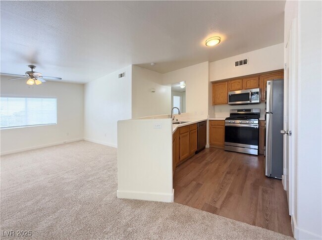 Building Photo - 3400 Cabana Dr