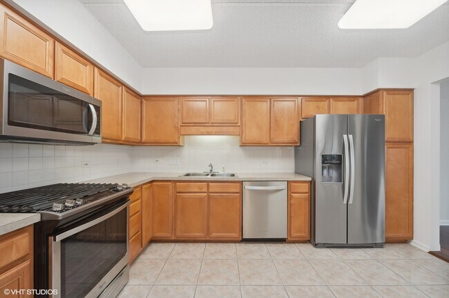 Building Photo - 750 Pearson St