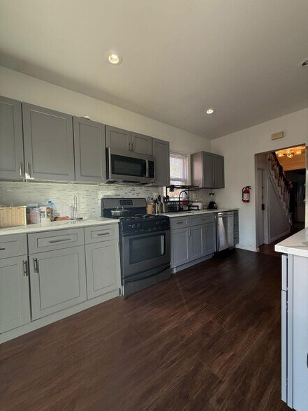 Building Photo - 365 3rd St