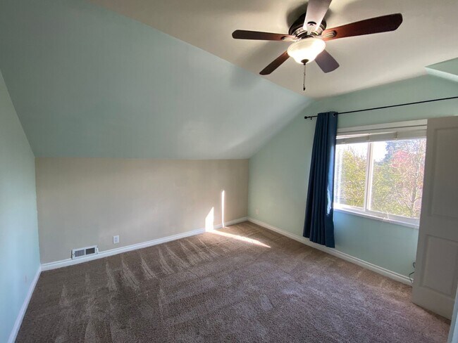Building Photo - Ballard Loyal Heights Home