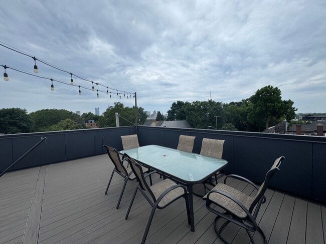 Building Photo - Beautiful Two Bedroom Condo w/ Rooftop Patio