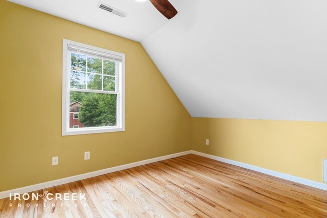 Building Photo - Charming Three-Bedroom Home with Solar Pow...