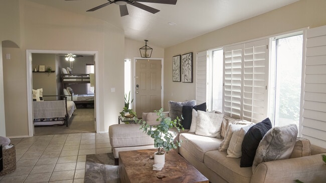 Building Photo - 3915 E Renee Dr