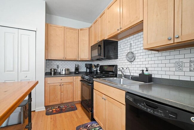 Building Photo - 995 S Wall St