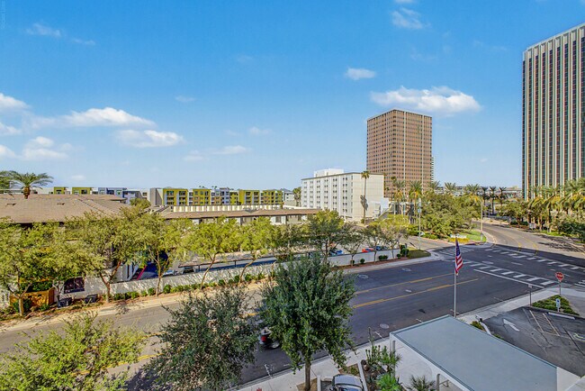 Building Photo - 207 W Clarendon Ave