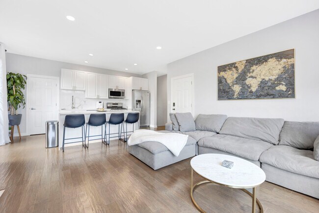 Building Photo - 870 N Milwaukee Ave