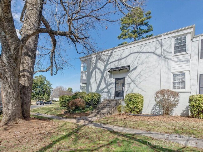 Building Photo - 220 Wakefield Dr