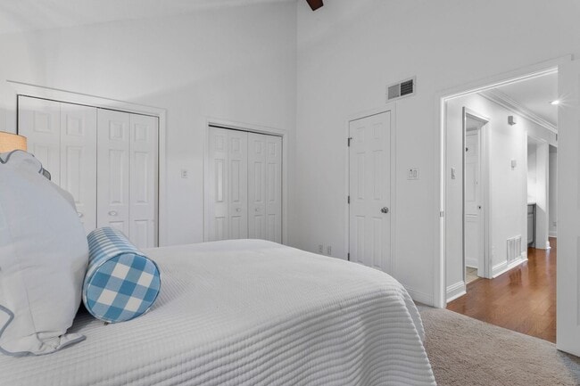 Building Photo - Oak Cove Condo