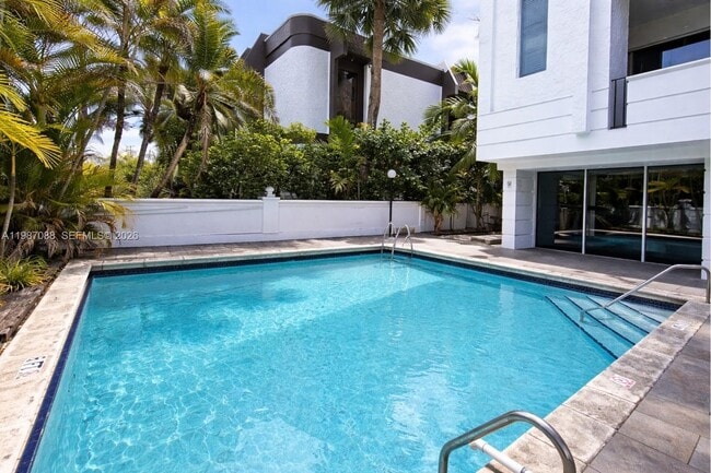 Building Photo - 1660 NE 135th St