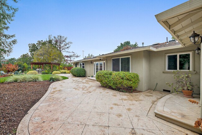 Building Photo - Beautiful 4/2 Executive Home with Cupertin...