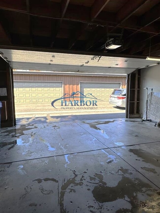 Building Photo - Spacious 2-Bedroom Townhouse in the Heart ...