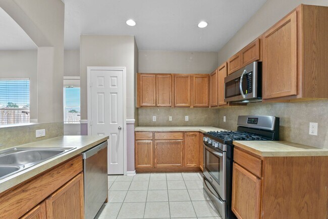 Building Photo - Stunning Corner Unit Townhome - Move-in special: Receive $100 off both your first and second mont...