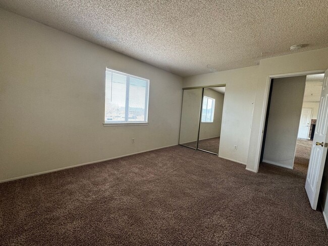 Building Photo - JUST REDUCED! Apple Valley Home in Sycamor...