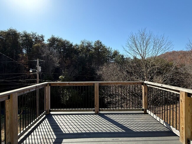 Building Photo - Private 3 bed 2bath house in North Johnson City!