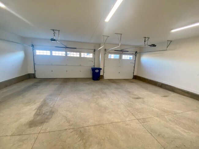 Building Photo - SPACIOUS HOME FOR RENT!