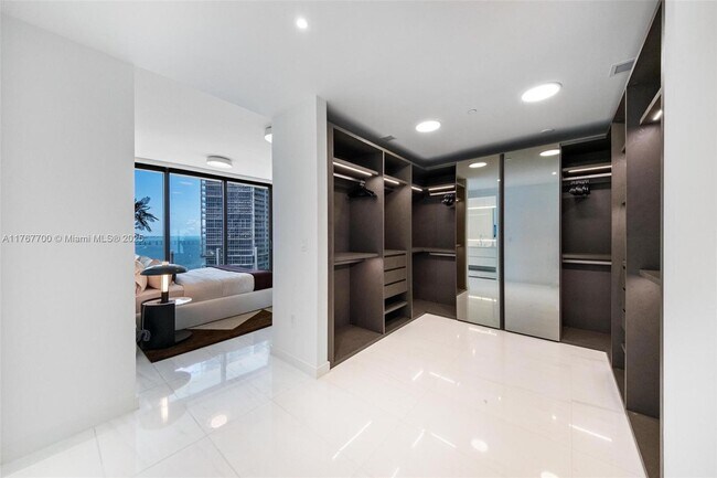 Building Photo - 300 Biscayne Blvd Way