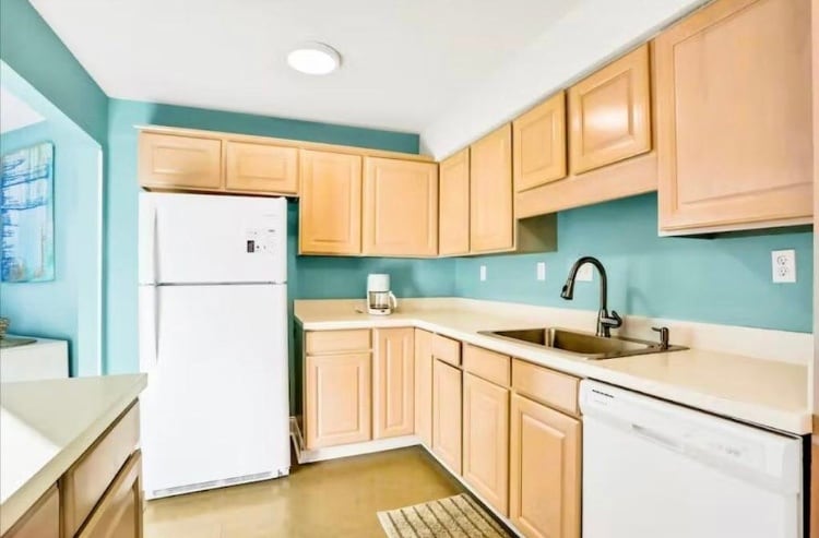 Kitchen with ample cabinet space - 930 Gulf Shore Dr