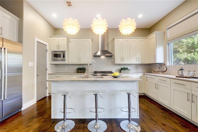 Building Photo - 2700 Cherry Ln