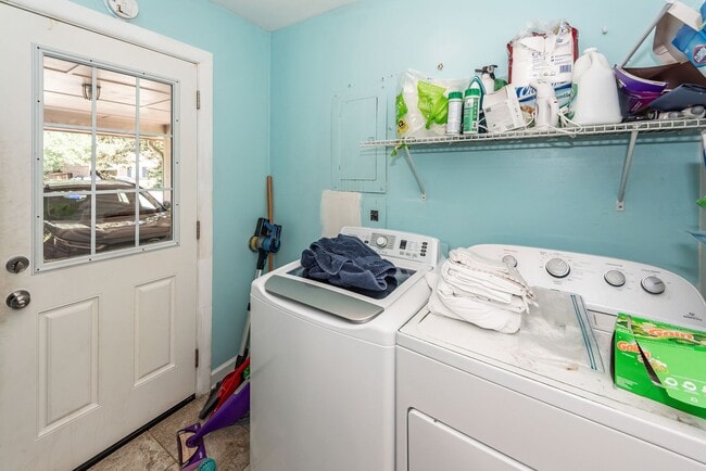 Building Photo - 3 Bedroom 2 Bath Home in West Ashley Plant...
