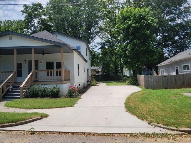 Building Photo - 3279 Elm St