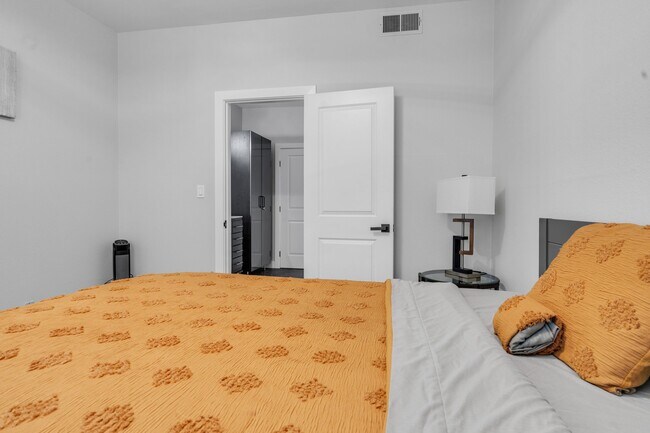 Building Photo - 433 E Tamarack Ave