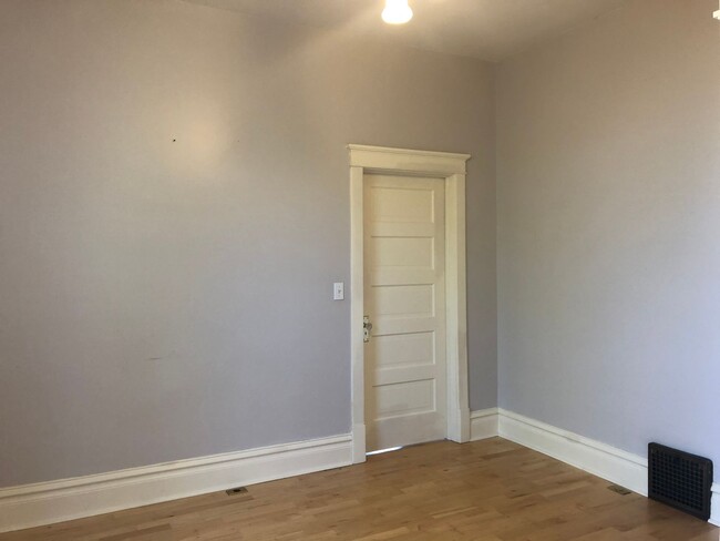 Building Photo - CHARMING 2 BED 1 BATH CAPITAL HILL HOUSE I...