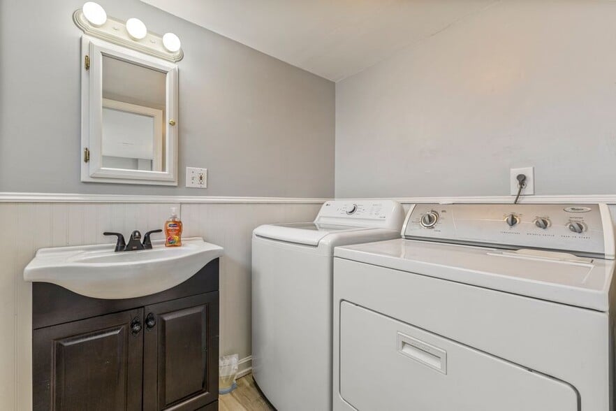 Building Photo - 83 Richardson St