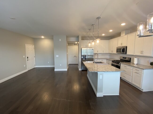 Building Photo - Newly Built Condo in the Side Creek Neighborhood!