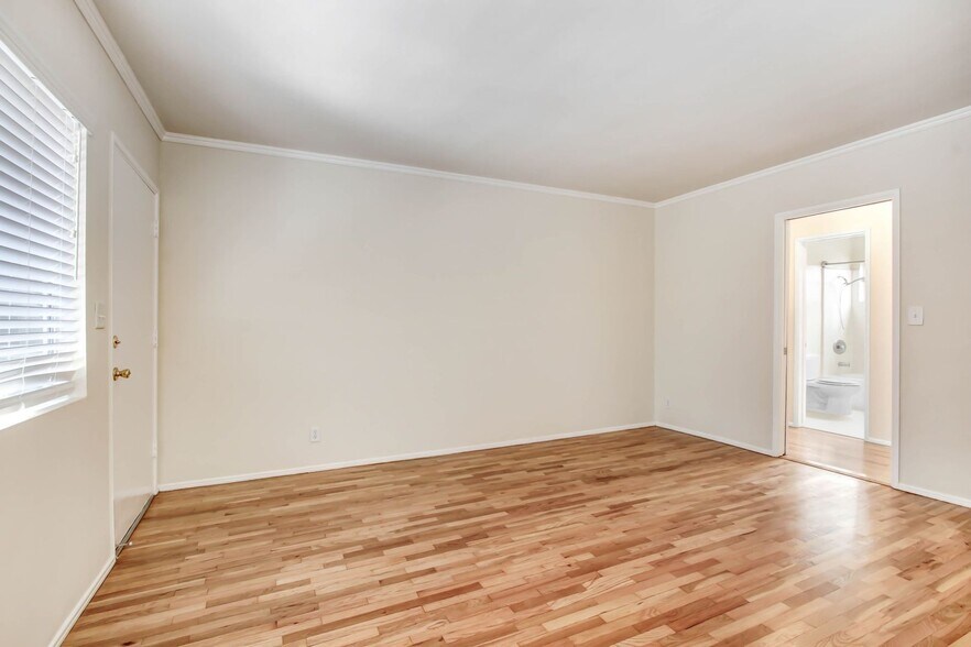 Building Photo - 2015-2019 4th Street in Santa Monica - steps to Main St. and the beach!