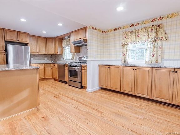 Building Photo - 4 Windsor Rd