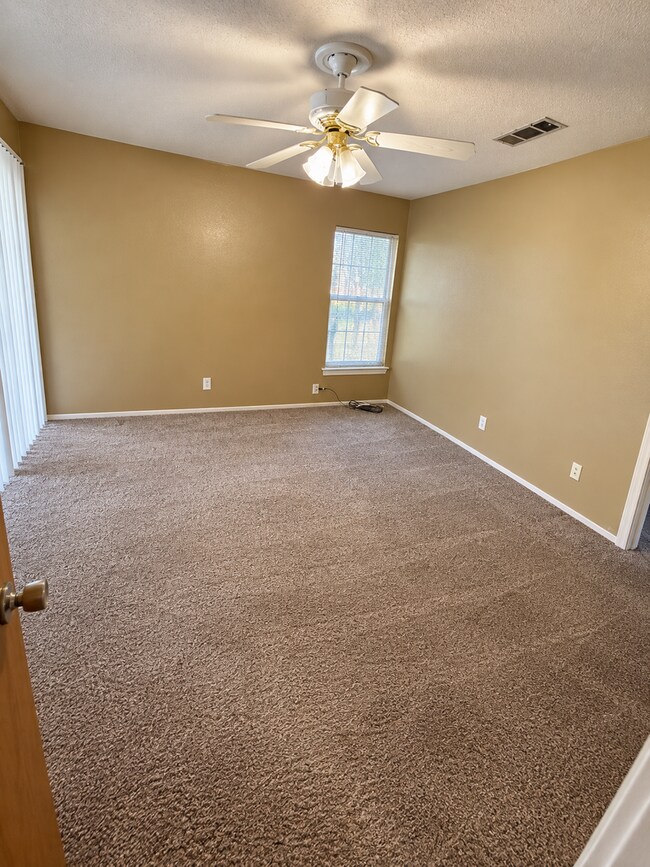 Building Photo - 222 Brooke briar Dr