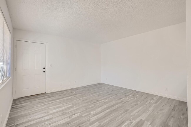 Building Photo - MOVE IN SPECIAL! HALF OFF FIRST MONTH'S RENT - Lovely 2 Bedroom Condo Near the Strip!