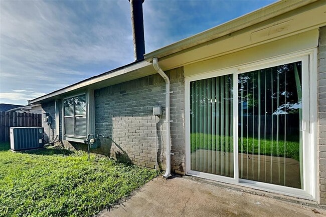 Building Photo - 18538 Spinney Ln