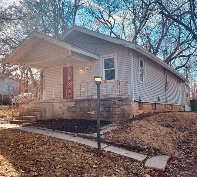 Building Photo - 2 bedroom/1 bath - Available Now