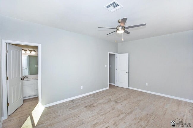 Building Photo - 643 S Orange Ave