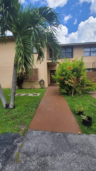 Building Photo - 6882 NW 173rd Dr