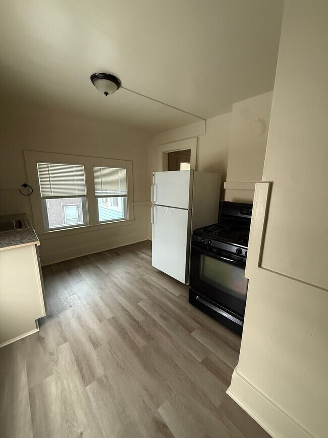 Building Photo - Avenue B