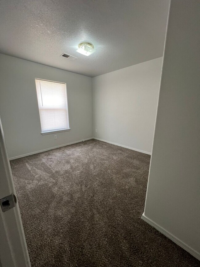 Building Photo - 2 Bedroom, 1 Bath Townhouse - Newly Renovated