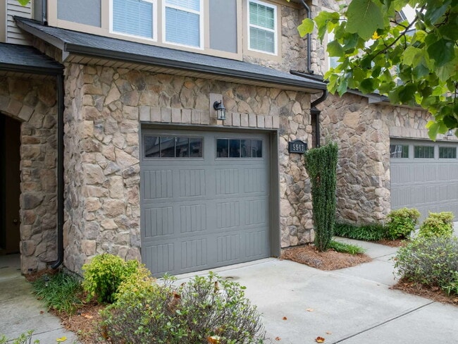 Building Photo - "Exquisite  2-Bed Townhouse with 2.5 Baths in Prime Charlotte Location – 1,531 Sq Ft of Comfort!"