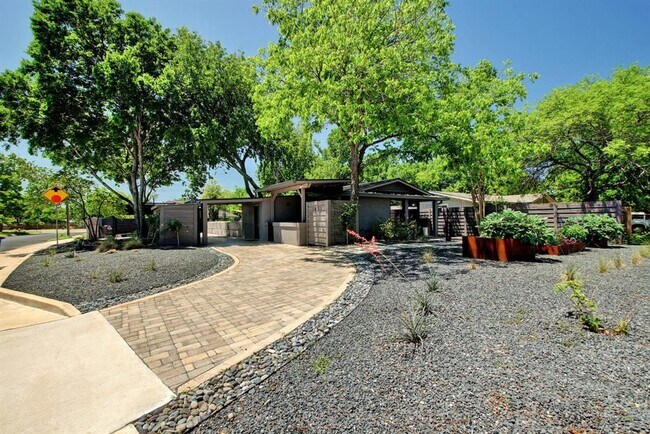 Building Photo - 2015 Eaton Ln