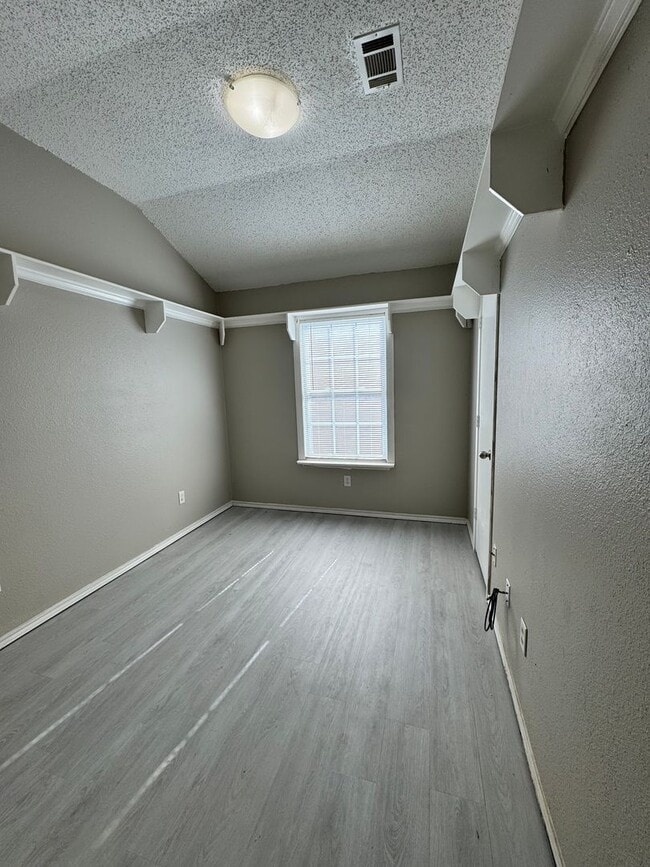 Building Photo - 4 Bedrooms at an Amazing Price!