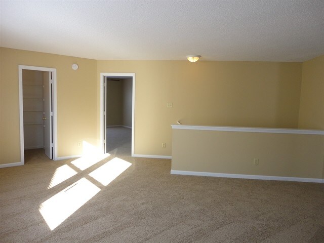 Building Photo - 2324 Shadowbrook Dr