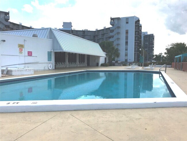 Building Photo - 3475 N Country Club Dr