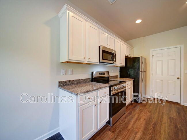 Building Photo - 916 S Battleground Ave