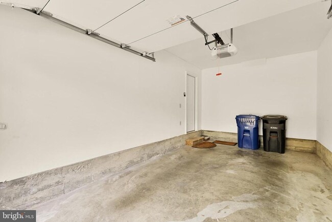 Building Photo - 1249 Quaker Hill Dr