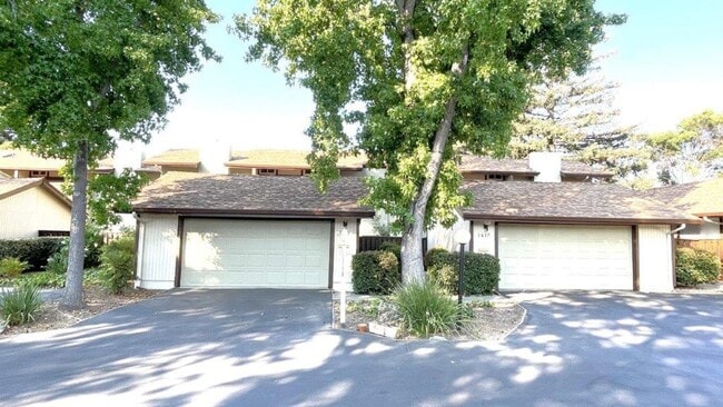 Building Photo - Walnut Creek! Highly desirable Countrywood...