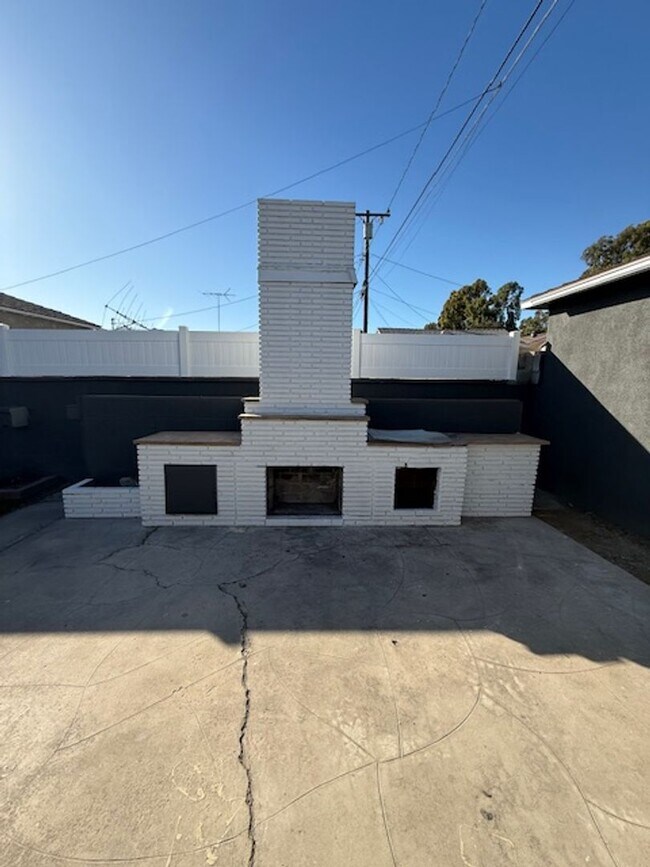 Building Photo - CHARMING REMODELED 3 BEDROOM / 2 BATH HOME