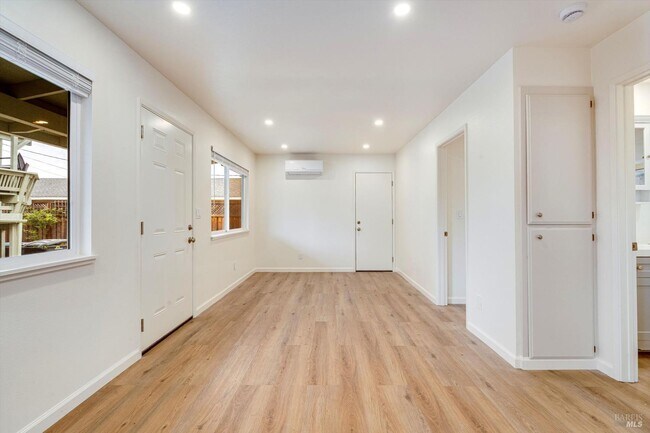 Building Photo - 310 Boyce St