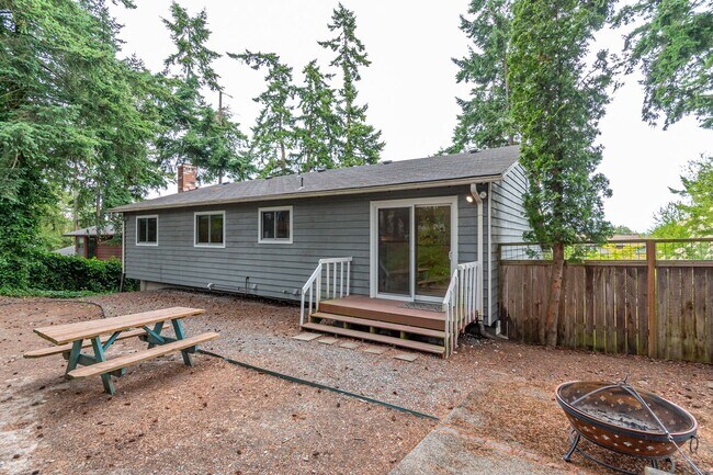 Building Photo - Cozy 4 Bed 3 Bath Home Center of Oak Harbor